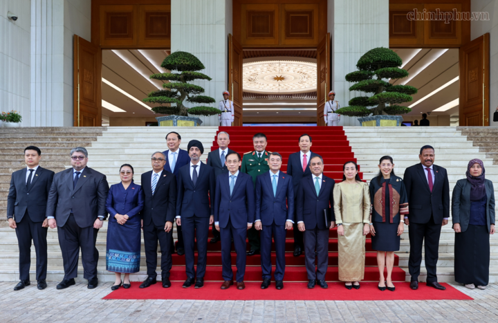 Thủ tướng và Đại sứ, Đại biện các nước ASEAN - Ảnh: chinhphu.vn/Nhật Bắc
