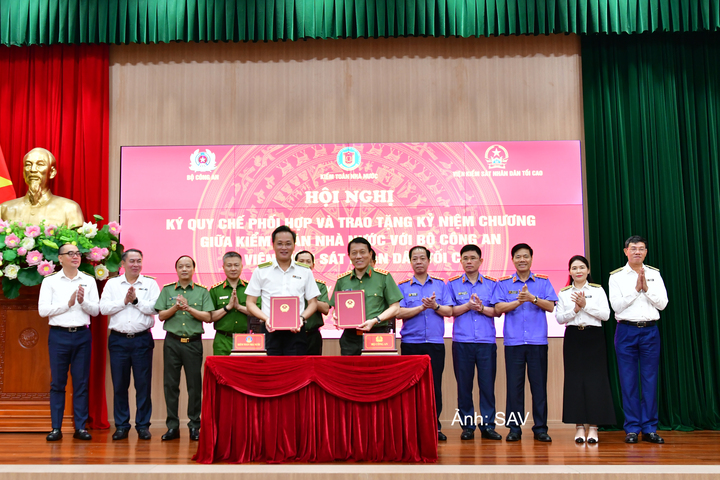 Bộ trưởng Bộ Công an Lương Tam Quang và Tổng Kiểm toán nhà nước Nguyễn Hữu Nghĩa ký Quy chế phối hợp công tác.