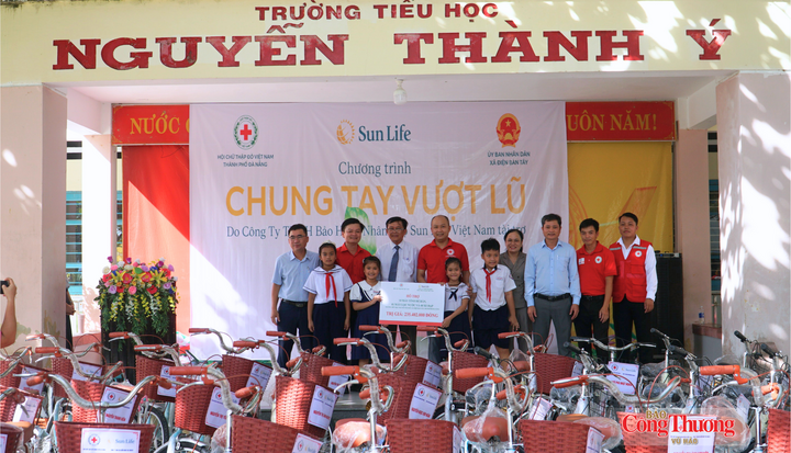 Trao tặng các phần quà cho các em học sinh và thiết bị giảng dạy cho trường Tiểu học Junko - phân hiệu 2 tổng trị giá hơn 235,4 triệu đồng