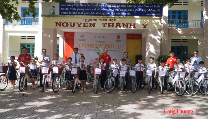 Mỗi phần quà tuy khác nhau về công năng nhưng đều gặp nhau ở giá trị chung đó là trao thêm cơ hội, thêm niềm tin và cùng xây dựng tương lai cho thế hệ mai sau