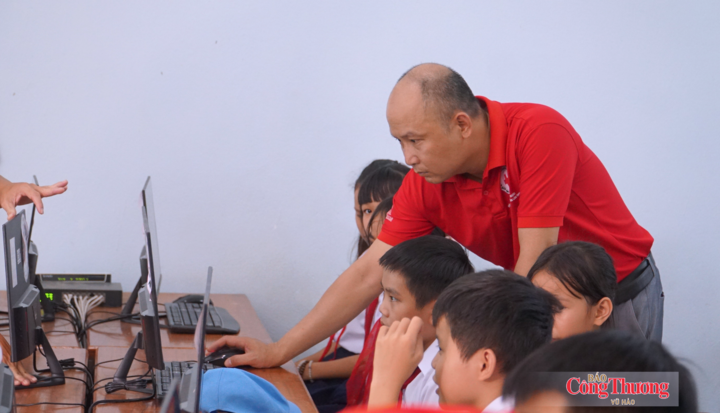 Phó Chủ tịch Hội Chữ thập đỏ TP. Đà Nẵng Nguyễn Tiến Lâm hướng dẫn các em học sinh sử dụng hệ thống máy tính mới được trao tặng
