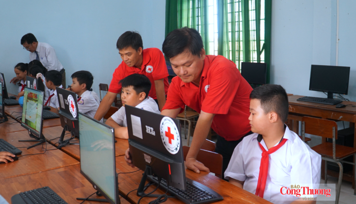 Những bộ máy tính mới sẽ giúp công tác dạy và học trường Tiểu học Junko - phân hiệu 2 trong năm học mới 2026 - 2027 hiện đại hơn