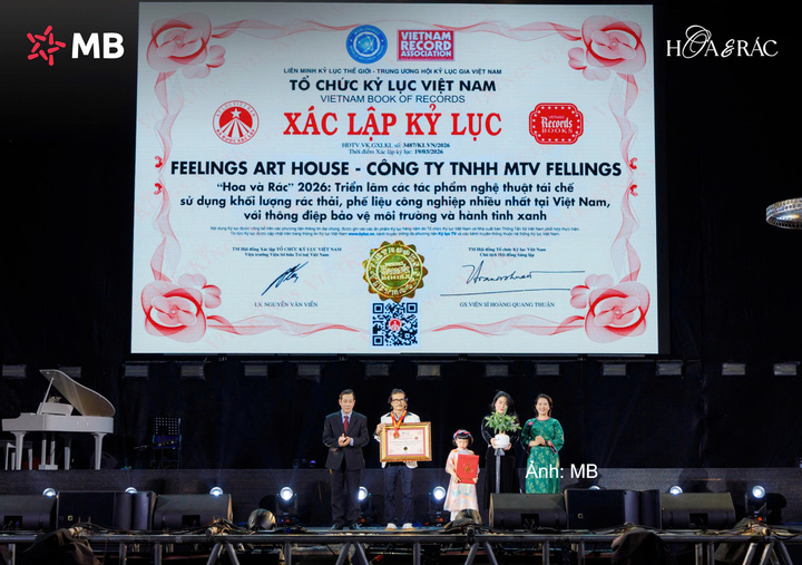 Ông Dương Duy Lâm Viên - Phó Chủ tịch kiêm Tổng Thư ký TW Hội Kỷ lục gia Việt Nam và bà Võ Lưu Lan Uyên trao chứng nhận Kỷ lục Việt Nam đến đại diện Feelings Art House.
