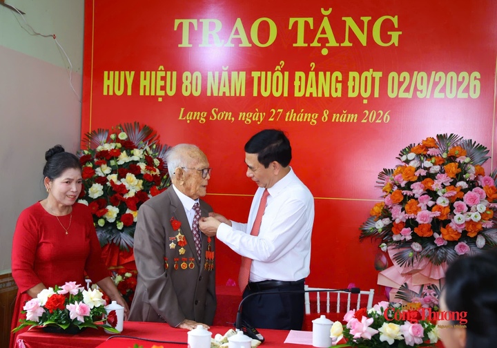 Đại tướng Phan Văn Giang trao Huy hiệu 80 năm tuổi Đảng tới đảng viên lão thành Hoàng Hai, tại nhà riêng.