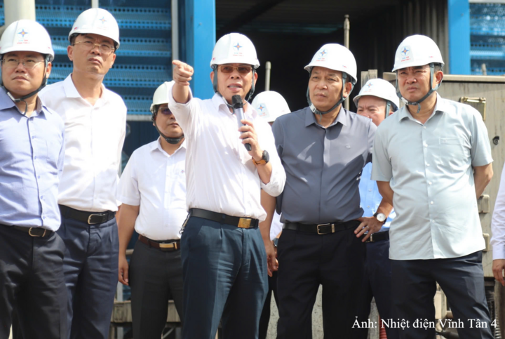Ông Ngô Hoàng Ngân - Chủ tịch HĐTV TKV (đầu tiên từ phải qua) và ông Đặng Hoàng An - Chủ tịch HĐTV EVN (thứ hai từ phải qua) khảo sát tại kho than Nhà máy Nhiệt điện Vĩnh Tân 4.