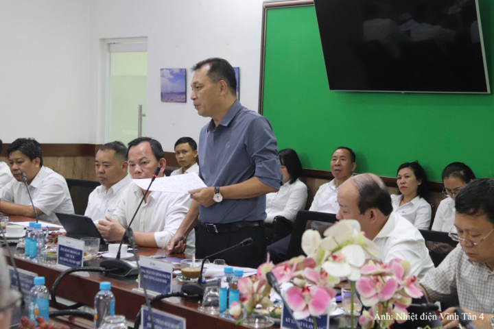 Chủ tịch HĐTV EVN Đặng Hoàng An phát biểu tại buổi làm việc.