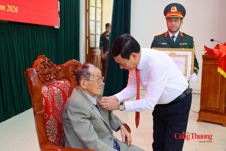 Đại tướng Phan Văn Giang trao Huy hiệu 80 năm tuổi Đảng tới đồng chí Hoàng Minh Khoa.
