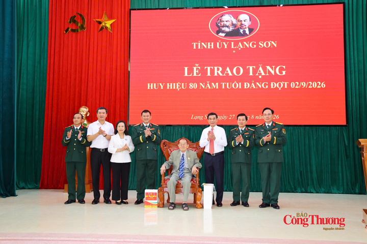 Đồng chí Hoàng Minh Khoa vinh dự nhận Huy hiệu 80 năm tuổi Đảng.