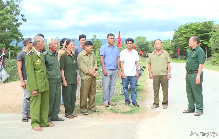 Những cựu chiến xã Phú Túc chọn cách dựng những tuyến đường cờ để góp phần làm đẹp buôn làng và tạo không khí trang trọng trong các dịp lễ lớn.