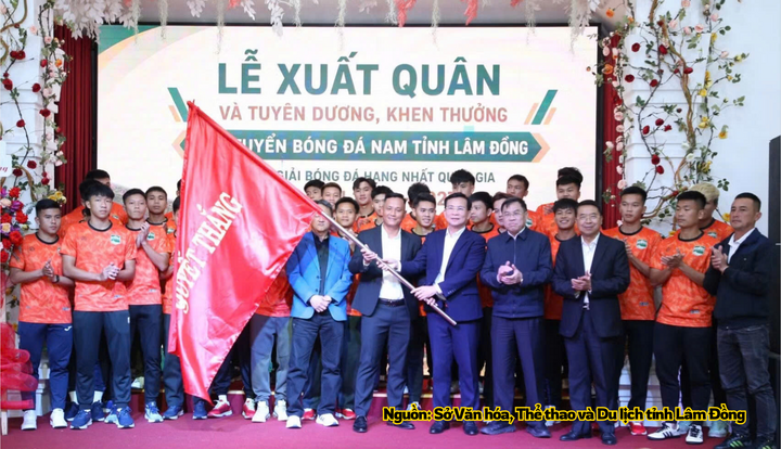 Ông Hồ Văn Mười, Chủ tịch UBND tỉnh Lâm Đồng trao cờ cho Đội tuyển Bóng đá nam tỉnh Lâm Đồng.