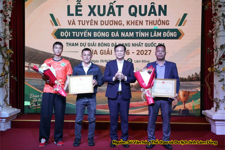 Chủ tịch UBND tỉnh Lâm Đồng trao Bằng khen của UBND tỉnh cho 2 tập thể có thành tích xuất sắc.