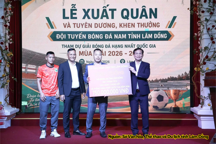Lãnh đạo tỉnh Lâm Đồng trao bằng khen và trao thưởng cho đội bóng.