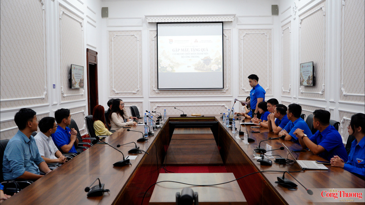 Toàn cảnh chương trình gặp mặt.