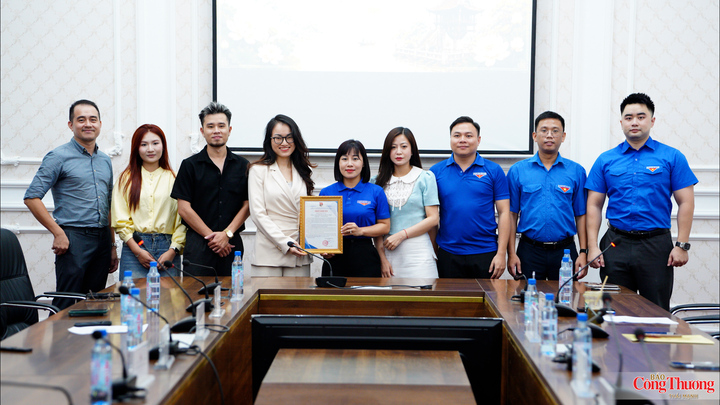 Đồng chí Nguyễn Ngọc Tâm, Ủy viên Ban chấp hành Trung ương Đoàn, Bí thư Đoàn Thanh niên Bộ Công Thương trao thư cảm ơn tới đơn vị tài trợ chương trình.