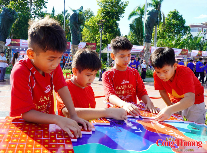Các em học sinh cùng tham gia hoạt động.