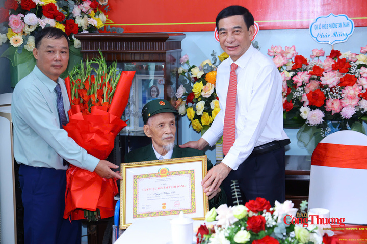 Đồng chí Nguyễn Thuận An vinh dự nhận Huy hiệu 80 năm tuổi Đảng.