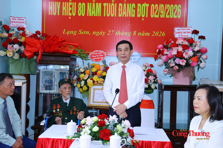 Đại tướng Phan Văn Giang bày tỏ sự tri ân sâu sắc tới các bậc lão thành cách mạng và mong rằng, các đồng chí tiếp tục góp ý xây dựng Đảng, xây dựng chính quyền và tuyên truyền giáo dục truyền thống cách mạng cho thế hệ trẻ.