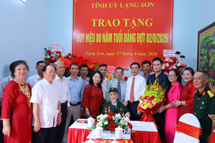 Đại biểu và gia đình đảng viên Nguyễn Thuận An chụp cùng Đại tướng Phan Văn Giang.