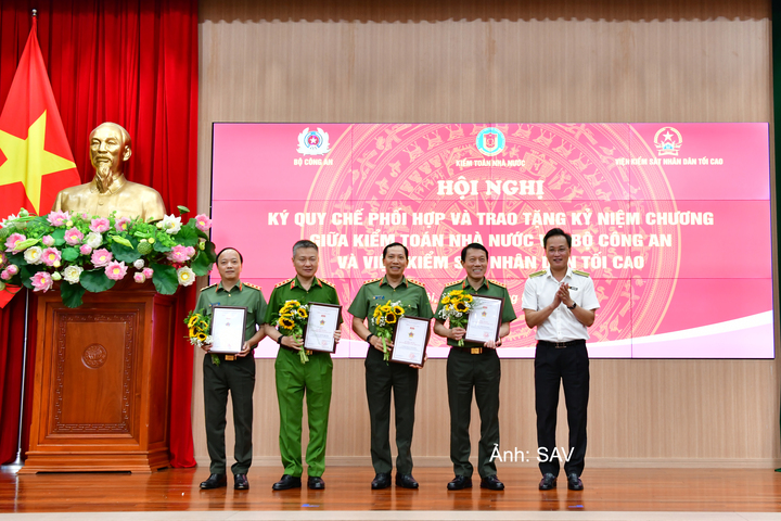 Tổng Kiểm toán nhà nước trao tặng Kỷ niệm chương Vì sự nghiệp KTNN cho lãnh đạo Bộ Công an.