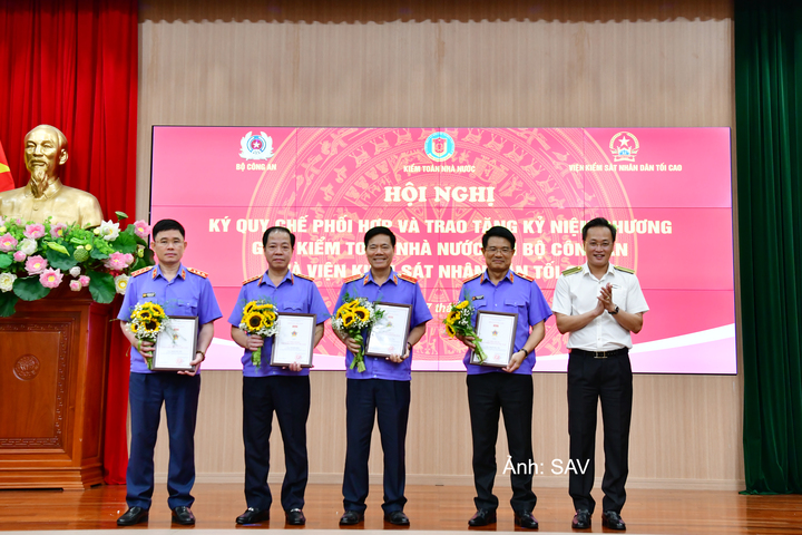 Tổng Kiểm toán nhà nước trao tặng Kỷ niệm chương Vì sự nghiệp KTNN cho lãnh đạo Viện kiểm sát nhân dân tối cao.