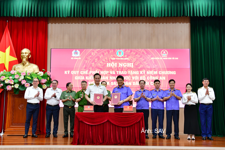 Viện trưởng Viện kiểm sát nhân dân tối cao Nguyễn Huy Tiến và Tổng Kiểm toán nhà nước Nguyễn Hữu Nghĩa ký Quy chế phối hợp công tác.