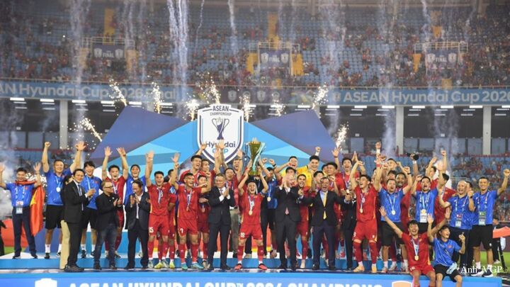 Đội tuyển Việt Nam bảo vệ thành công chức vô địch ASEAN Cup.
