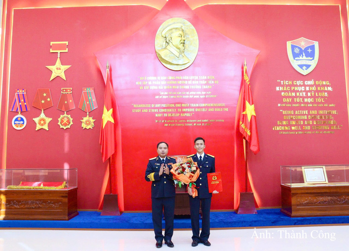 Chuẩn Đô đốc Nguyễn Văn Bách, Phó Tư lệnh, Tham mưu trưởng Quân chủng trao quyết định phong quân hàm và gắn quân hàm Trung úy cho học viên tốt nghiệp thủ khoa Khóa 66.