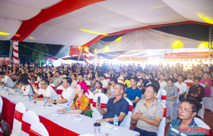 Đông đảo người dân tham dự Lễ khai mạc hội chợ.