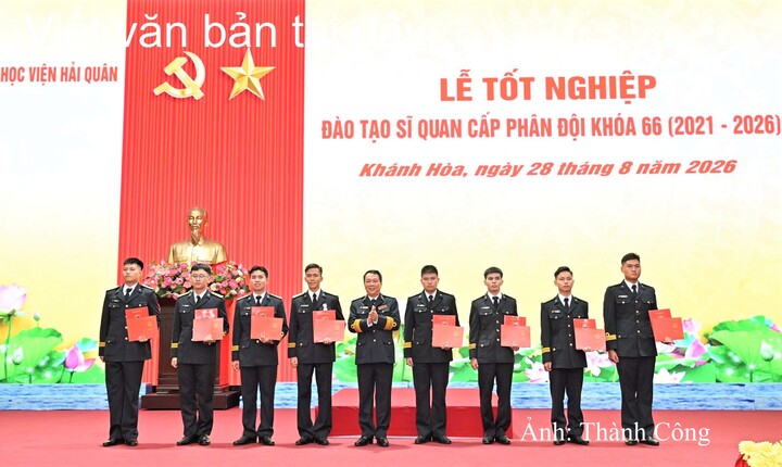 Các học viên nhận bằng tốt nghiệp