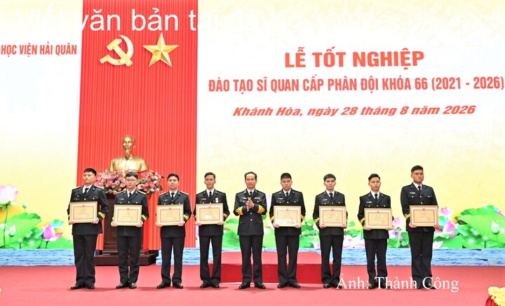 Chuẩn đô đốc Nguyễn Hữu Thoan, Chính ủy Học viện Hải quân trao thưởng cho học viên giỏi toàn khóa