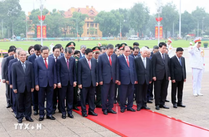 Các đồng chí lãnh đạo, nguyên lãnh đạo Đảng, Nhà nước tưởng nhớ Chủ tịch Hồ Chí Minh. Ảnh: An Đăng/TTXVN