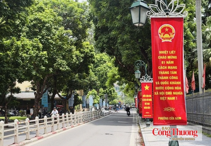Sắc đỏ rực rỡ trên các tuyến phố Hà Nội những ngày hướng tới Kỷ niệm 81 năm Quốc khánh 2/9.