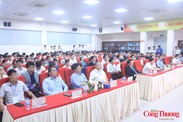 Các đại biểu tham dự hội thảo.