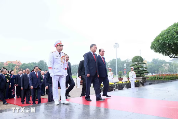 Các đồng chí lãnh đạo, nguyên lãnh đạo Đảng, Nhà nước vào Lăng viếng Chủ tịch Hồ Chí Minh. Ảnh: An Đăng/TTXVN