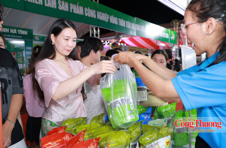 Người tiêu dùng đánh giá cao chất lượng hàng hóa tại hội chợ.