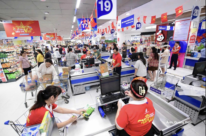 Không gian tại các siêu thị của Saigon Co.op được trang hoàng với lá cờ đỏ sao vàng mừng lễ.