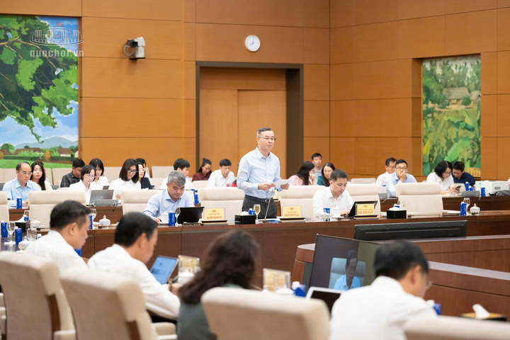 Bộ trưởng Bộ Tài chính Ngô Văn Tuấn trình bày tờ trình tóm tắt về dự án Luật.