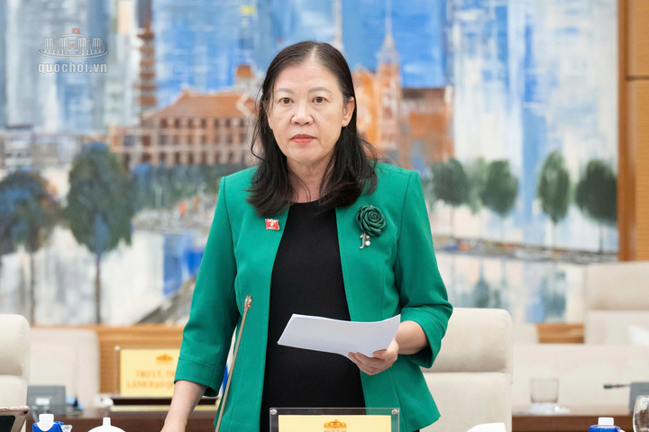 Chủ nhiệm Ủy ban Dân nguyện và Giám sát Lê Thị Nga trình bày báo cáo công tác dân nguyện của Quốc hội.