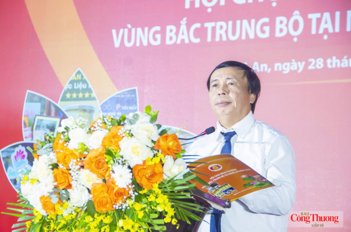 Ông Phạm Văn Hoá, Giám đốc Sở Công Thương Nghệ An phát biểu khai mạc hội chợ.
