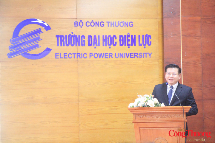 PGS.TS. Đinh Văn Châu, Bí thư Đảng ủy, Hiệu trưởng Trường Đại học Điện lực phát biểu đề dẫn.