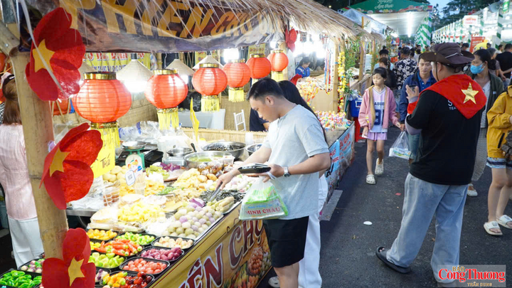 Hơn 100 gian hàng tại Tuần lễ Ẩm thực góp phần tạo không gian trải nghiệm ẩm thực, du lịch đặc sắc, đậm nét văn hóa miền sông nước.