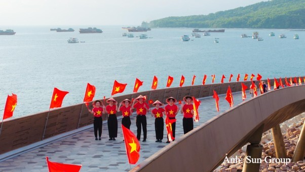Hàng nghìn lá cờ đỏ sao vàng nối dài qua những dãy nhà mang phong cách Địa Trung Hải, theo chân du khách tới quảng trường, bến cảng và những điểm ngắm hoàng hôn nổi tiếng