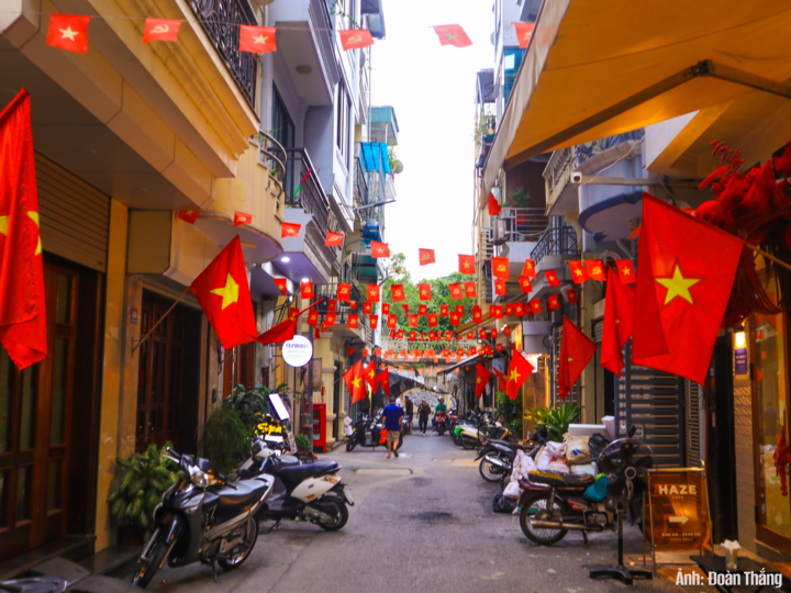 Cờ hoa được trang trí tại một khu dân cư ở Hà Nội.