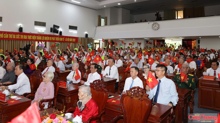 Đông đảo khách mời tại buổi họp mặt.