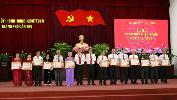 Lãnh đạo Thành ủy, UBND TP. Cần Thơ trao Huy hiệu Đảng cho các đồng chí cao niên tuổi Đảng.