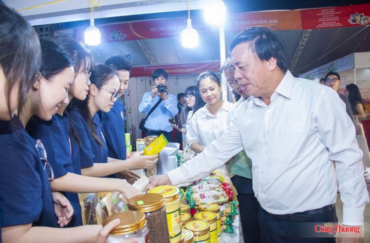 Các bạn trẻ tham gia hội chợ để lan toả giá trị của các sản phẩm thủ công nghiệp, sản phẩm OCOP địa phương.