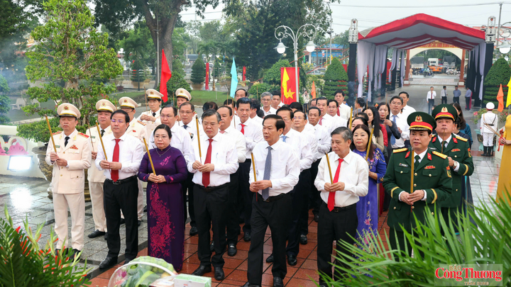 Lãnh đạo TP. Cần Thơ dâng hương, dâng hoa, tưởng nhớ Chủ tịch Hồ Chí Minh và các anh hùng liệt sĩ.