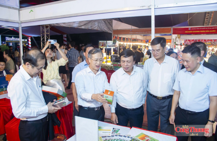 Lãnh đạo Sở Công Thương Nghệ An cùng các đại biểu tham quan các gian hàng.