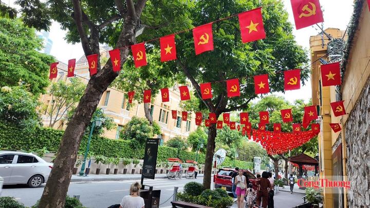 Đường phố Hà Nội ngập tràn cờ hoa. Ảnh: Khánh Hà