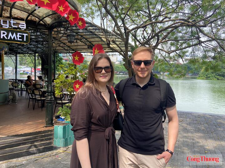 Anh chị Evaldas và Goda Dob (châu Âu) chia sẻ về bầu không khí của thủ đô trong dịp lễ. Ảnh: Linh Giang